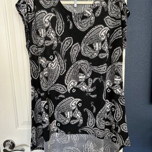 AZULES short sleeve top.  Hem is high/low.  Size XL.  BLACK AND WHITE.